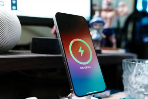 汝南苹果15换屏服务分享用什么充电器给iPhone15充电更好 